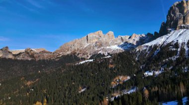 Donmuş ağaçlarla güzel bir kış manzarası, Catinaccio, İtalya