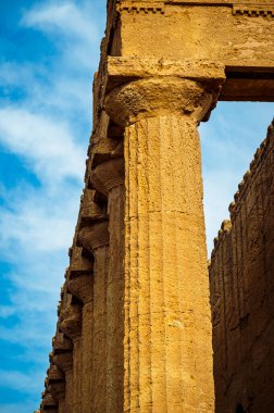 Tapınaklar Vadisi (Valle dei Templi), MÖ 5. yüzyılda inşa edilen antik bir Yunan tapınağı olan Konkordiya Tapınağı, Agrigento, Sicilya. Concordia Tapınağı, Agrigento, Sicilya, İtalya