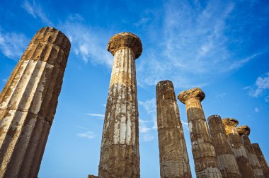 Tapınaklar Vadisi (Valle dei Templi), MÖ 5. yüzyılda inşa edilen antik bir Yunan tapınağı olan Konkordiya Tapınağı, Agrigento, Sicilya. Concordia Tapınağı, Agrigento, Sicilya, İtalya
