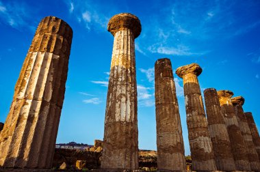 Tapınaklar Vadisi (Valle dei Templi), MÖ 5. yüzyılda inşa edilen antik bir Yunan tapınağı olan Konkordiya Tapınağı, Agrigento, Sicilya. Concordia Tapınağı, Agrigento, Sicilya, İtalya