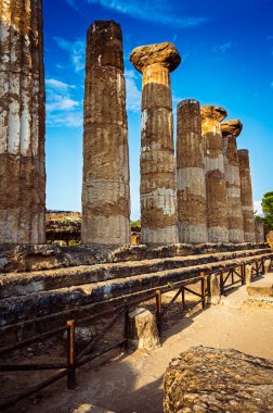 Tapınaklar Vadisi (Valle dei Templi), MÖ 5. yüzyılda inşa edilen antik bir Yunan tapınağı olan Konkordiya Tapınağı, Agrigento, Sicilya. Concordia Tapınağı, Agrigento, Sicilya, İtalya