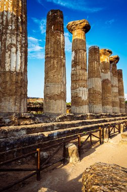 Tapınaklar Vadisi (Valle dei Templi), MÖ 5. yüzyılda inşa edilen antik bir Yunan tapınağı olan Konkordiya Tapınağı, Agrigento, Sicilya. Concordia Tapınağı, Agrigento, Sicilya, İtalya