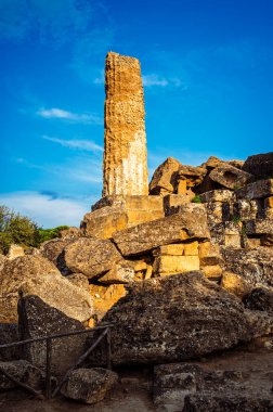 Tapınaklar Vadisi (Valle dei Templi), MÖ 5. yüzyılda inşa edilen antik bir Yunan tapınağı olan Konkordiya Tapınağı, Agrigento, Sicilya. Concordia Tapınağı, Agrigento, Sicilya, İtalya