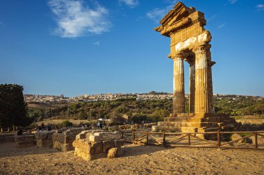 Tapınaklar Vadisi (Valle dei Templi), MÖ 5. yüzyılda inşa edilen antik bir Yunan tapınağı olan Konkordiya Tapınağı, Agrigento, Sicilya. Concordia Tapınağı, Agrigento, Sicilya, İtalya