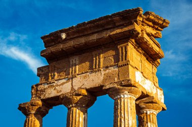 Tapınaklar Vadisi (Valle dei Templi), MÖ 5. yüzyılda inşa edilen antik bir Yunan tapınağı olan Konkordiya Tapınağı, Agrigento, Sicilya. Concordia Tapınağı, Agrigento, Sicilya, İtalya