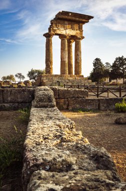 Tapınaklar Vadisi (Valle dei Templi), MÖ 5. yüzyılda inşa edilen antik bir Yunan tapınağı olan Konkordiya Tapınağı, Agrigento, Sicilya. Concordia Tapınağı, Agrigento, Sicilya, İtalya