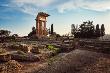 Tapınaklar Vadisi (Valle dei Templi), MÖ 5. yüzyılda inşa edilen antik bir Yunan tapınağı olan Konkordiya Tapınağı, Agrigento, Sicilya. Concordia Tapınağı, Agrigento, Sicilya, İtalya