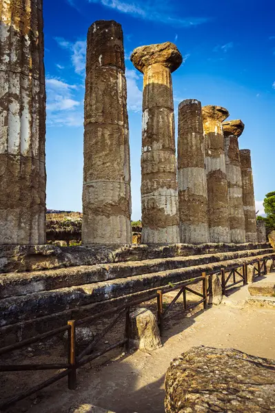 Tapınaklar Vadisi (Valle dei Templi), MÖ 5. yüzyılda inşa edilen antik bir Yunan tapınağı olan Konkordiya Tapınağı, Agrigento, Sicilya. Concordia Tapınağı, Agrigento, Sicilya, İtalya