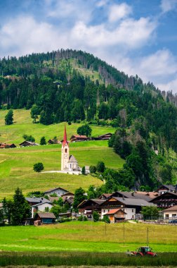 Alta Val Pusteria 'nın panoramik görüntüsü. Güney Tyrol