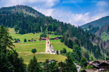 Alta Val Pusteria 'nın panoramik görüntüsü. Güney Tyrol