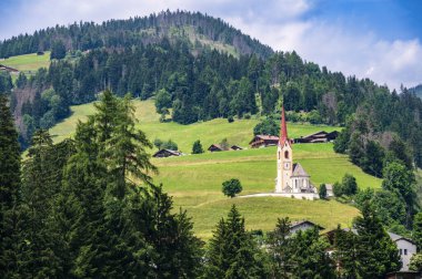 Alta Val Pusteria 'nın panoramik görüntüsü. Güney Tyrol