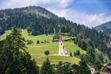 Alta Val Pusteria 'nın panoramik görüntüsü. Güney Tyrol