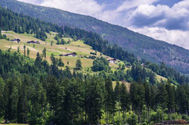 Alta Val Pusteria 'nın panoramik görüntüsü. Güney Tyrol