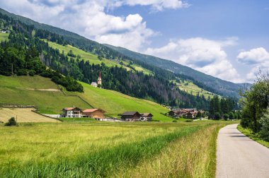 Alta Val Pusteria 'nın panoramik görüntüsü. Güney Tyrol