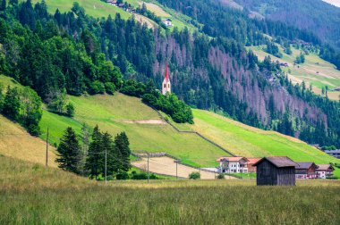 Alta Val Pusteria 'nın panoramik görüntüsü. Güney Tyrol