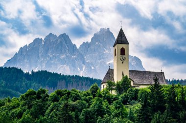 Alta Val Pusteria 'nın panoramik görüntüsü. Güney Tyrol