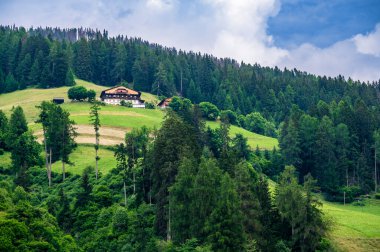 Alta Val Pusteria 'nın panoramik görüntüsü. Güney Tyrol