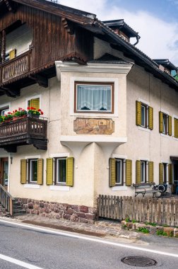 Alta Val Pusteria 'daki ev manzarası. Güney Tyrol
