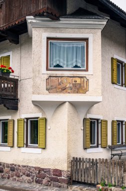Alta Val Pusteria 'daki ev manzarası. Güney Tyrol
