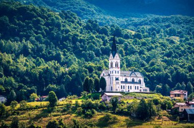 Slovenya, Isonzo Vadisi 'nin manzarası. Alplerin eteklerinde, Drenica köyünde..