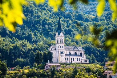 Slovenya, Isonzo Vadisi 'nin manzarası. Alplerin eteklerinde, Drenica köyünde..