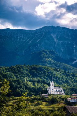 Slovenya, Isonzo Vadisi 'nin manzarası. Alplerin eteklerinde, Drenica köyünde..