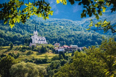 Slovenya, Isonzo Vadisi 'nin manzarası. Alplerin eteklerinde, Drenica köyünde..