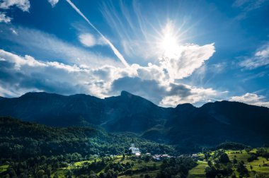 Slovenya, Isonzo Vadisi 'nin manzarası. Alplerin eteklerinde, Drenica köyünde..