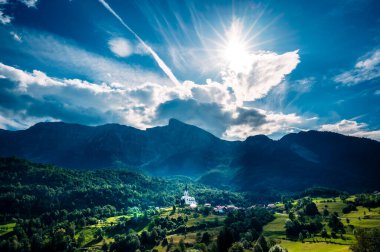Slovenya, Isonzo Vadisi 'nin manzarası. Alplerin eteklerinde, Drenica köyünde..