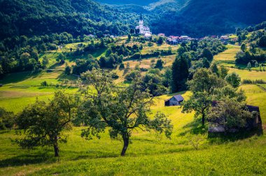 Slovenya, Isonzo Vadisi 'nin manzarası. Alplerin eteklerinde, Drenica köyünde..