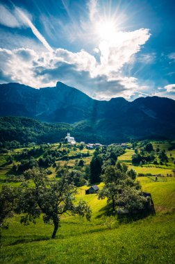 Slovenya, Isonzo Vadisi 'nin manzarası. Alplerin eteklerinde, Drenica köyünde..