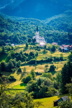 Slovenya, Isonzo Vadisi 'nin manzarası. Alplerin eteklerinde, Drenica köyünde..
