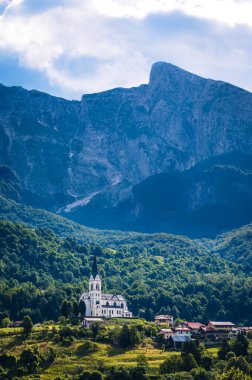 Slovenya, Isonzo Vadisi 'nin manzarası. Alplerin eteklerinde, Drenica köyünde..