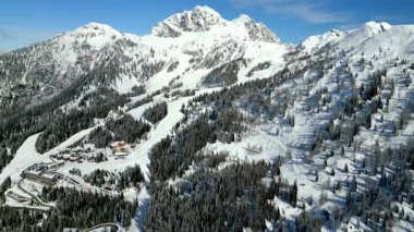 İtalya ile Avusturya sınırında Pramollo 'da kışın bir dağın havadan görünüşü
