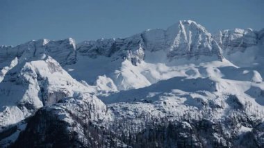 Montasio ve Monte Canin, İtalya 'da karlı güzel dağ manzarası