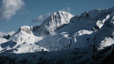 Montasio ve Monte Canin, İtalya 'da karlı güzel dağ manzarası