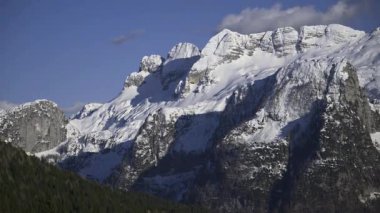 Montasio ve Monte Canin, İtalya 'da karlı güzel dağ manzarası