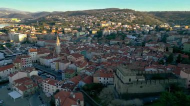 Ana meydanı, katedrali ve İtalya 'nın Trieste kentindeki Muggia şatosunun havadan görünüşü. İtalya 'da Trieste yakınlarında tarihi Muggia kıyı kasabası.