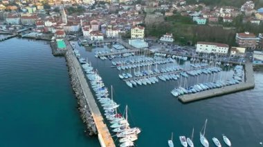 İtalya 'da Trieste yakınlarında renkli Muggia Balıkçı Köyü.