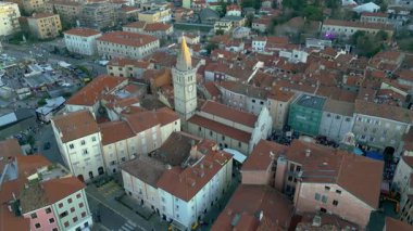 Ana meydanı, katedrali ve İtalya 'nın Trieste kentindeki Muggia şatosunun havadan görünüşü. İtalya 'da Trieste yakınlarında tarihi Muggia kıyı kasabası.