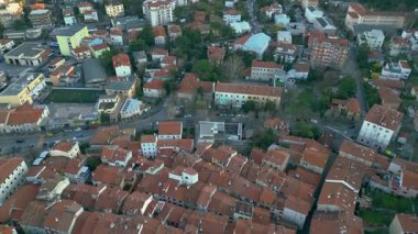 Ana meydanı, katedrali ve İtalya 'nın Trieste kentindeki Muggia şatosunun havadan görünüşü. İtalya 'da Trieste yakınlarında tarihi Muggia kıyı kasabası.