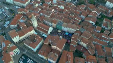 Ana meydanı, katedrali ve İtalya 'nın Trieste kentindeki Muggia şatosunun havadan görünüşü. İtalya 'da Trieste yakınlarında tarihi Muggia kıyı kasabası.