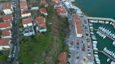 İtalya 'da Trieste yakınlarında renkli Muggia Balıkçı Köyü.