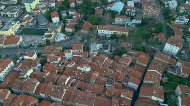 Ana meydanı, katedrali ve İtalya 'nın Trieste kentindeki Muggia şatosunun havadan görünüşü. İtalya 'da Trieste yakınlarında tarihi Muggia kıyı kasabası.