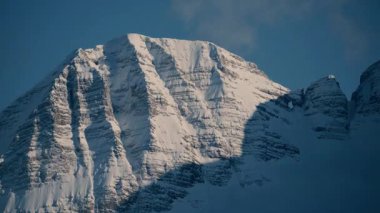 Montasio ve Monte Canin, İtalya 'da karlı güzel dağ manzarası