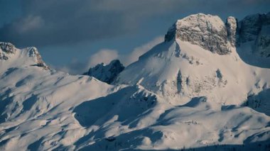Montasio ve Monte Canin, İtalya 'da karlı güzel dağ manzarası