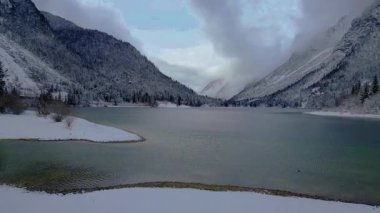 Predil Gölü 'ndeki siyah atmosfer. Kar ve buz kışı.