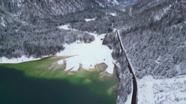 Predil Gölü 'ndeki siyah atmosfer. Kar ve buz kışı.