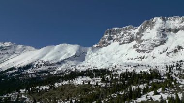 Montasio ve Monte Canin, İtalya 'da karlı güzel dağ manzarası
