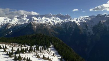 Montasio ve Monte Canin, İtalya 'da karlı güzel dağ manzarası